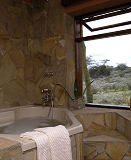 Lassen Sie sich ein paar Tage verwöhnen
und die Eindrücke der bisherigen Safari
Rebue passieren. Tolle Zimmer,
wunderschöne Bäder, noch übertroffen vom
jeweiligen Ausblick, erwarten Sie hier. tansania-arusha-hatari-bath