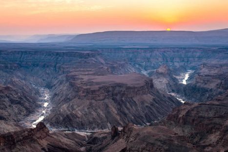 Schluchten, Steine und das Rauschen des
Windes - der grandiose Fish River Canyon.