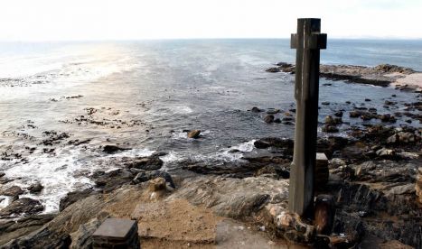 Erinnerung an die portugiesischen Seefahrer, die die Bucht bereits im 15. Jhd. entdeckten: das Diaz-Kreuz.