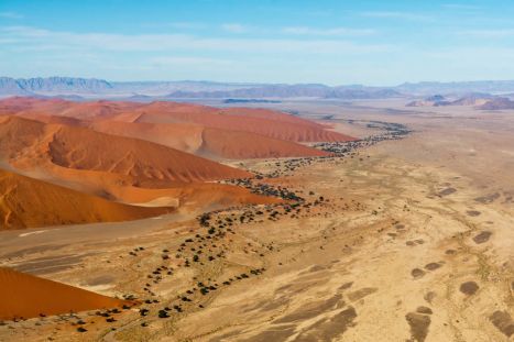 Am Übergang der Sand- in die Geröllwüste entstehen neue Landschaftsformen.