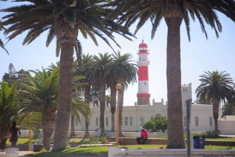 Die Palmenallee von Swakopmund führt vorbei am Museum & Leuchtturm.
