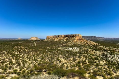 Unterhalb der Vingerklip öffnet sich ein atemberaubender Blick über die Tafelberge im Tal des Ugab Flusses.