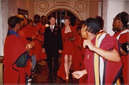 Einzug in den Festsaal zu den
rhythmischen Klängen traditioneller
afrikanischer Gesänge.