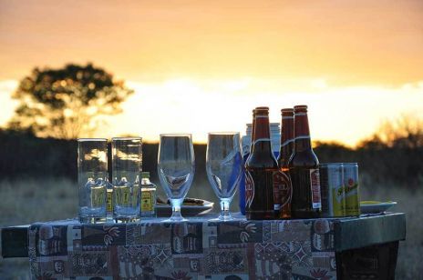 Abschluß eines erlebnisreichen Safaritages: der typisch afrikanische "Sundowner"