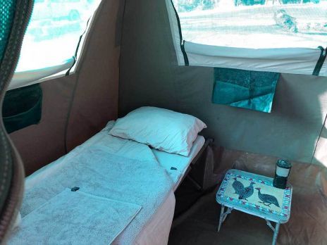 Es stehen Feldbetten, Bettzeug und Handtücher zu Ihrer Verfügung.