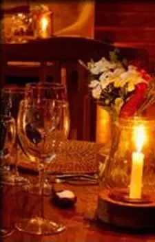 Was rundet einen sonnigen Tag inmitten
des Indischen Ozeans besser ab, als ein
romantisches Candle Light Dinner?
In der Fumba Beach Lodge weiß man, Sie
zu verwöhnen!! tansania-sansibar-fumba-resort-abendessen