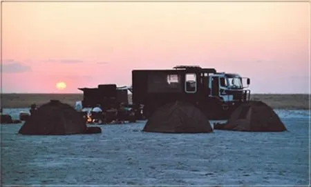 Euer Camp in den Weiten des "großen Nichts"... Die schier endlosen Ebenen der meist trockenen Makgadikgadi Salzpfannen. botswana-abend-magk