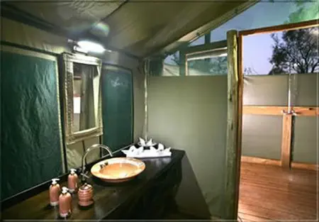 Sie meinen, ein Zelt-Zimmer habe kein eigenes Bad, dann schauen Sie einmal: WC, Waschbecken und immer eine Dusche - natürlich mit heißem Wasser!! botswana-amadeusg-bad