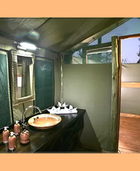 Sie meinen, ein Zelt-Zimmer habe kein eigenes Bad, dann schauen Sie einmal: WC, Waschbecken und immer eine Dusche - natürlich mit heißem Wasser!! botswana-amadeusg-bad