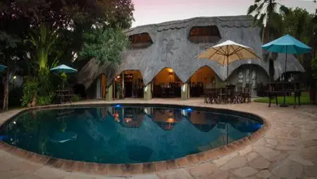 Ihre Unterkunft in Victoria Falls: ein Guesthouse, gemütlich ausgestattet und mit heimeliger Atmosphäre... botswana-bayete-pool