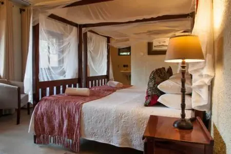 ... sowie sauberen Zimmern. Ganz im Stile dieser Reise: kein Luxus, aber Komfort, - und ganz viel Erlebnis! botswana-bayete-schlafzimmer