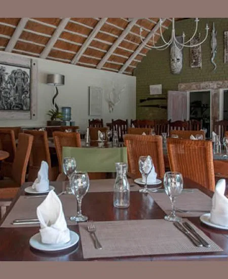 Und auch das leibliche Wohl wird nicht
zu kurz kommen. Eine schmackhafte Küche und erfrischende Drinks sind nirgendwo Mangeware. botswana-bayete-speiseraum