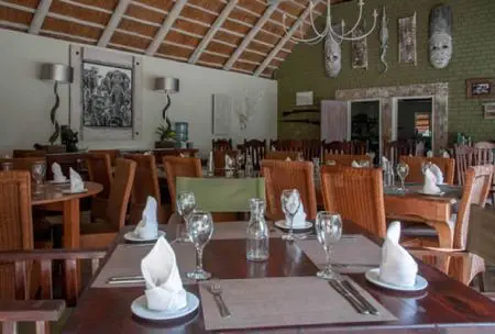 Und auch das leibliche Wohl wird nicht
zu kurz kommen. Eine schmackhafte Küche und erfrischende Drinks sind nirgendwo Mangeware. botswana-bayete-speiseraum