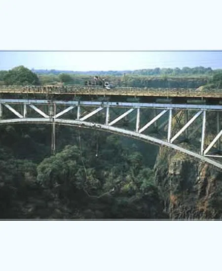 Die berühmte Brücke zwischenVictoria Falls und Livingstone. Ein lebhafter Grenzverkehr findet hier
überwiegend zu Fuß statt. botswana-bruecke