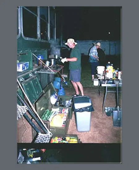 Ist diese Campingküche ein Hingucker? Hier kann sauber gearbeitet werden. botswana-camping-kueche