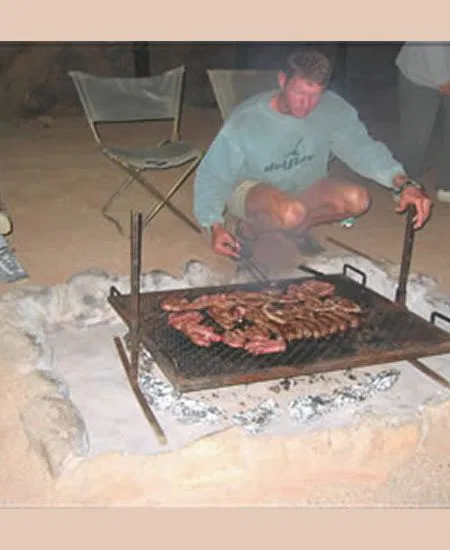 Ihr quatscht am Lagerfeuer über die Eindrücke des Tages während Euer Guide für Euch in der "Buschküche" Köstlichkeiten zaubert. botswana-grillen