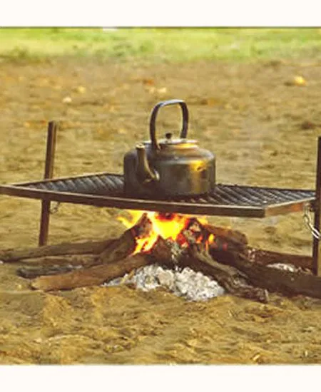 Am frühen Morgen pfeift der Kessel auf dem Feuer... ahhh, ein Kaffee bei Sonnenaufgang vertreibt die Müdigkeit. botswana-kessel-feuer