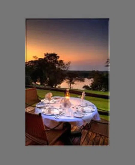 Ein Dinner vor solcher Kulisse - wer möchte nicht verweilen...? botswana-kubul-table