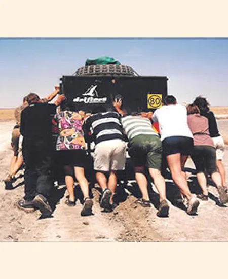 Alle "Mann" anpacken...!
Der Sand war zu weich... ein Schlagloch zu tief...!
Auf ungeahnte Überraschungen solltet Ihr immer eingestellt sein..! botswana-landrover