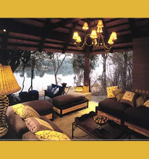 Runden Sie Ihre Zeltsafari mit einigen Tagen vor oder nach dem "rustikalen" Teil in einem herrlichen Camp am Ufer des mächtigen Zambezi ab.