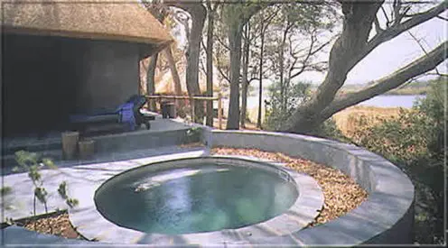 Ihre private Veranda, Ihr Flußblick, Ihr
Pool.... Schon fast schade,
daß Sie auf Pirschfahrt gehen "müssen"! Aber auch hier erwartet Sie Afrika's Tierwelt.