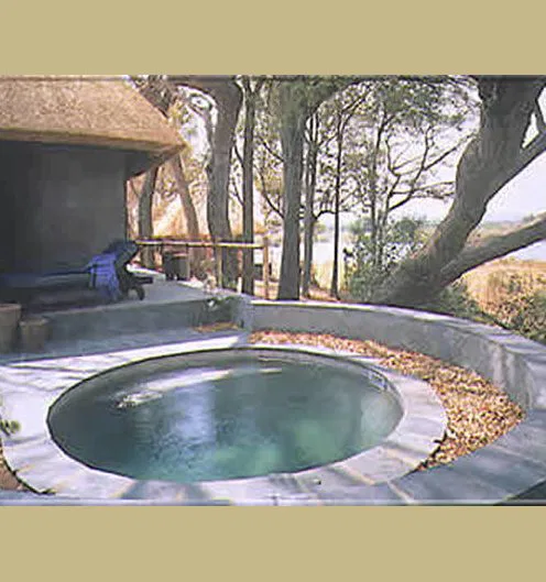 Ihre private Veranda, Ihr Flußblick, Ihr
Pool.... Schon fast schade,
daß Sie auf Pirschfahrt gehen "müssen"! Aber auch hier erwartet Sie Afrika's Tierwelt.