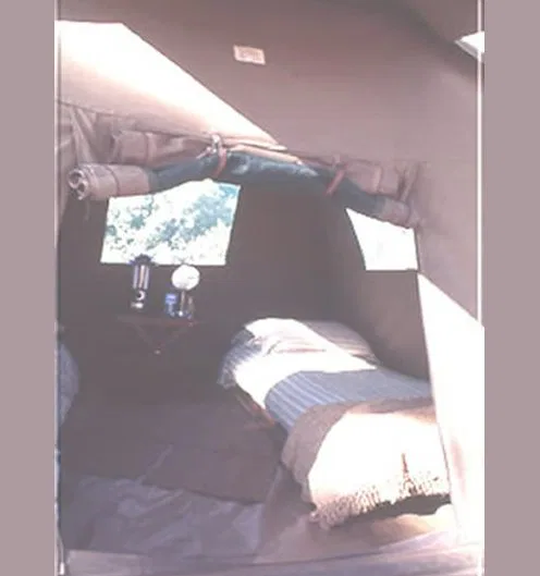 Geräumige Zelte (ca. 3x3m) ausgestattet mit Feldbetten, bieten Ihnen Privatsphäre.