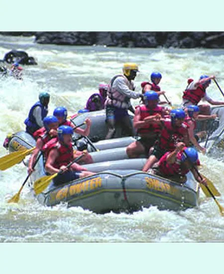 Eine Abkühlung gefällig? Dann auf in die Schlauchboote. Mit
erfahrenen Guides geht's durch die
strudelnden "Pots" des Zambezi. botswana-wildwasser-rafting