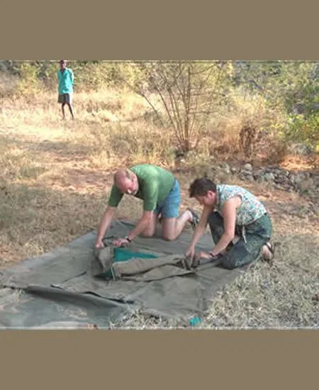 Wie "bastele" ich mir abends mein Zelt...!?? Erste Eindrücke von den wesentlichen Schritten. botswana-zelt-aufbau