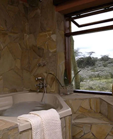 Lassen Sie sich ein paar Tage verwöhnen
und die Eindrücke der bisherigen Safari
Rebue passieren. Tolle Zimmer,
wunderschöne Bäder, noch übertroffen vom
jeweiligen Ausblick, erwarten Sie hier. tansania-arusha-hatari-bath