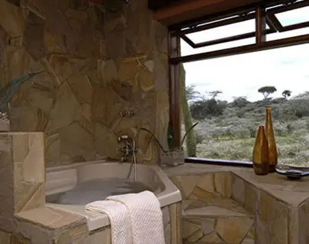 Lassen Sie sich ein paar Tage verwöhnen
und die Eindrücke der bisherigen Safari
Rebue passieren. Tolle Zimmer,
wunderschöne Bäder, noch übertroffen vom
jeweiligen Ausblick, erwarten Sie hier. tansania-arusha-hatari-bath