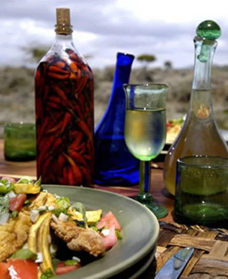 Aber damit noch nicht genug: wenn Sie
noch genug Energie verspüren, so nehmen
Sie an den zahlreichen Aktivitäten teil,
die die Lodge anbietet:
Pirschfahrten in den Arusha Nationalpark,
Picknicks im Park, Aufstieg zu einem der
zahlreichen Krater in der Umgebung.
Und gestärkt werden Sie mit köstlichen
Mahlzeiten... tansania-arusha-hatari-food