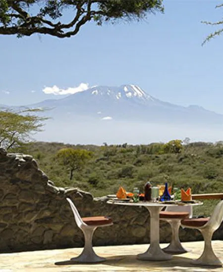 ... und was will man mehr bei solch einem
Anblick: Afrikas berühmtester Berg zum
Greifen nah!! tansania-arusha-hatari-view