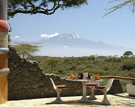 ... und was will man mehr bei solch einem
Anblick: Afrikas berühmtester Berg zum
Greifen nah!! tansania-arusha-hatari-view