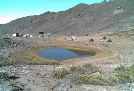 Ihr Lagerplatz am Rande der
Vegetationszone - in schroffer, doch
malerischer Umgebung.
Die unglaubliche Ruhe hier werden Sie
nie mehr vergessen! tansania-kilimandscharo-bergsee