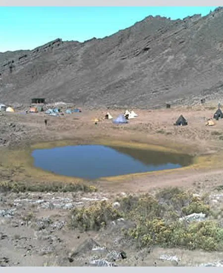 Ihr Lagerplatz am Rande der
Vegetationszone - in schroffer, doch
malerischer Umgebung.
Die unglaubliche Ruhe hier werden Sie
nie mehr vergessen! tansania-kilimandscharo-bergsee