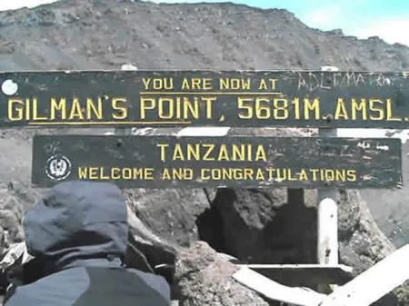 "Willkommen und herzlichen Glückwunsch"!
Wenn Sie dieses Zeichen lesen, so haben
Sie es geschafft! Um den Gipfel zu
erreichen, brechen Sie um Mitternacht von
Ihrem letzten Basislager auf, denn der
Höhepunkt des Erlebnisses "Kilimanjaro"
ist es, den Sonnenaufgang am Gipfel zu
erleben! tansania-kilimandscharo-gilmans-point