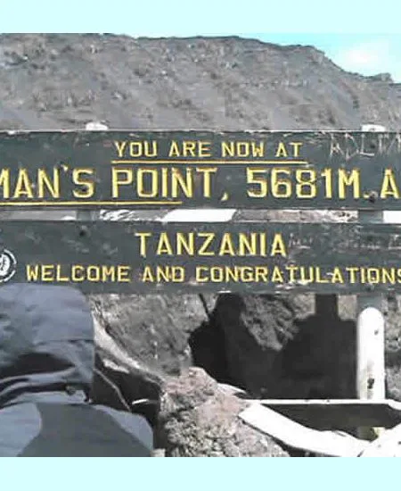 "Willkommen und herzlichen Glückwunsch"!
Wenn Sie dieses Zeichen lesen, so haben
Sie es geschafft! Um den Gipfel zu
erreichen, brechen Sie um Mitternacht von
Ihrem letzten Basislager auf, denn der
Höhepunkt des Erlebnisses "Kilimanjaro"
ist es, den Sonnenaufgang am Gipfel zu
erleben! tansania-kilimandscharo-gilmans-point