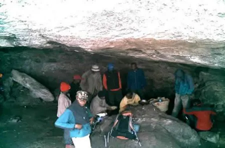 "Frist Cave" heißt Ihre erste
Übernachtungsstelle.
Und tatsächlich rasten Sie im Schatten
einer eindrucksvollen Höhle. tansania-kilimandscharo-grotte