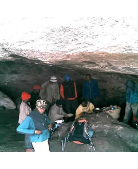 "Frist Cave" heißt Ihre erste
Übernachtungsstelle.
Und tatsächlich rasten Sie im Schatten
einer eindrucksvollen Höhle. tansania-kilimandscharo-grotte