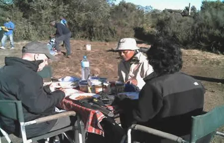 Eine "Henkersmahlzeit", bevor Sie sich
auf Ihr Abenteuer begeben.
Für Ihre Verpflegung wird gesorgt -
aber kulinarische Genüsse dürfen Sie in
den nächsten Tagen bitte nicht erwarten! tansania-kilimandscharo-mahlzeit