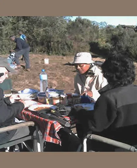 Eine "Henkersmahlzeit", bevor Sie sich
auf Ihr Abenteuer begeben.
Für Ihre Verpflegung wird gesorgt -
aber kulinarische Genüsse dürfen Sie in
den nächsten Tagen bitte nicht erwarten! tansania-kilimandscharo-mahlzeit