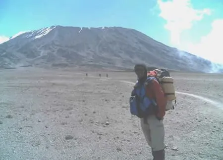 Kalt ist es geworden! Ganz wichtig für
diese Tour ist die richtige Kleidung und
Ausrüstung.
Ausführliche Informationen dazu erhalten
Sie mit der Reisebestätigung. tansania-kilimandscharo-mondlandschaft