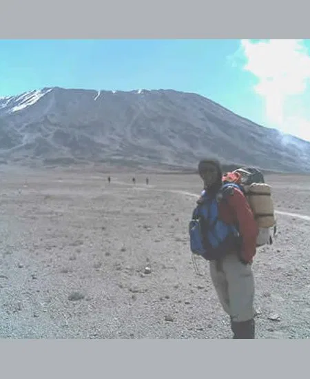 Kalt ist es geworden! Ganz wichtig für
diese Tour ist die richtige Kleidung und
Ausrüstung.
Ausführliche Informationen dazu erhalten
Sie mit der Reisebestätigung. tansania-kilimandscharo-mondlandschaft