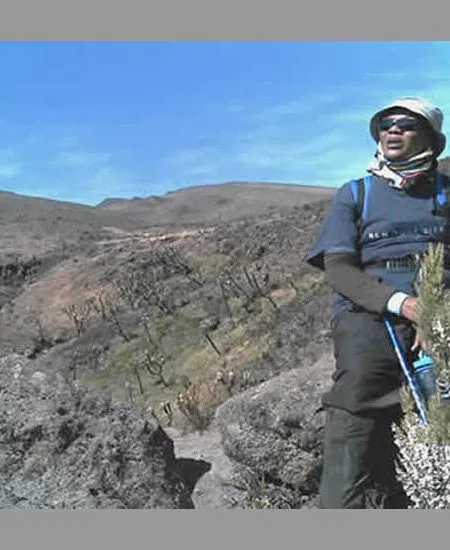 Am vorletzten Tag Ihrer Kili-Besteigung
verlassen Sie dann die Vegetationszone.
Was jetzt auf Ihrem weiteren Wege noch
folgt sind Geröll, Steine und, je nach
Jahreszeit, Schnee und Gletscher. tansania-kilimandscharo-pause