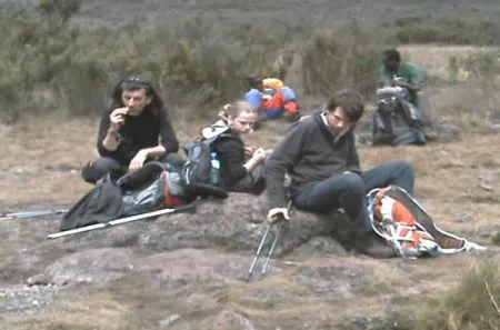 Pausen während Ihres Aufstieges sind von
ganz entscheidender Bedeutung.
Einen wesentlichen Anteil am Erfolg der
Kilimandscharo Besteigung hat die
"Langsamkeit". Ihr Körper muß sich an die
Höhenluft gewöhnen können und daher ist
ein gemächliches Vorankommen entscheidend! tansania-kilimandscharo-rast3