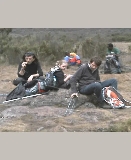 Pausen während Ihres Aufstieges sind von
ganz entscheidender Bedeutung.
Einen wesentlichen Anteil am Erfolg der
Kilimandscharo Besteigung hat die
"Langsamkeit". Ihr Körper muß sich an die
Höhenluft gewöhnen können und daher ist
ein gemächliches Vorankommen entscheidend! tansania-kilimandscharo-rast3