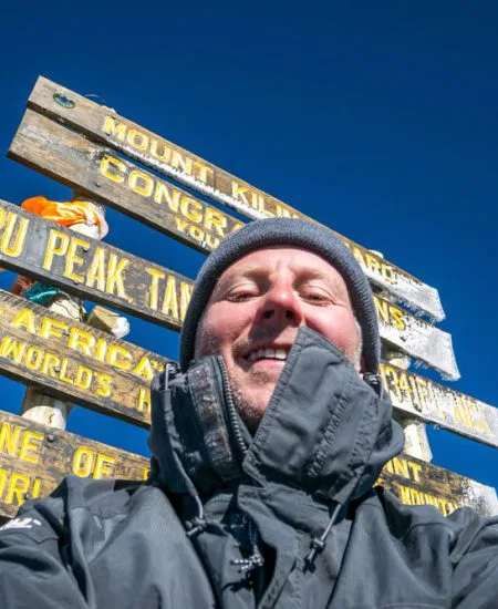 Vom Gilman's Point können Sie, wenn Ihre
Motivation, v.a. aber Ihre körperliche
Kondition es zulassen, noch zum höchsten
Gipfel, dem "Uhuru Point", weiterwandern,
bevor Sie den Abstieg beginnen. tansania-kilimandscharo-uhuru-peak
