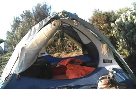 Damit Sie wissen, auf was Sie sich für
die kommenden Tage einlassen:
Ihre Zelte sind geräumig, praktisch und
auf die harschen Bedingungen am Berg
ausgerichtet. tansania-kilimandscharo-zelt