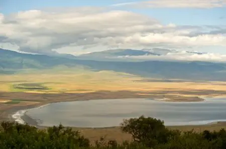 ... und dann liegt er vor Ihnen! Der
Ngorongoro Crater in seiner ganzen,
unermeßlichen Schönheit! tansania-ngorongoro-see